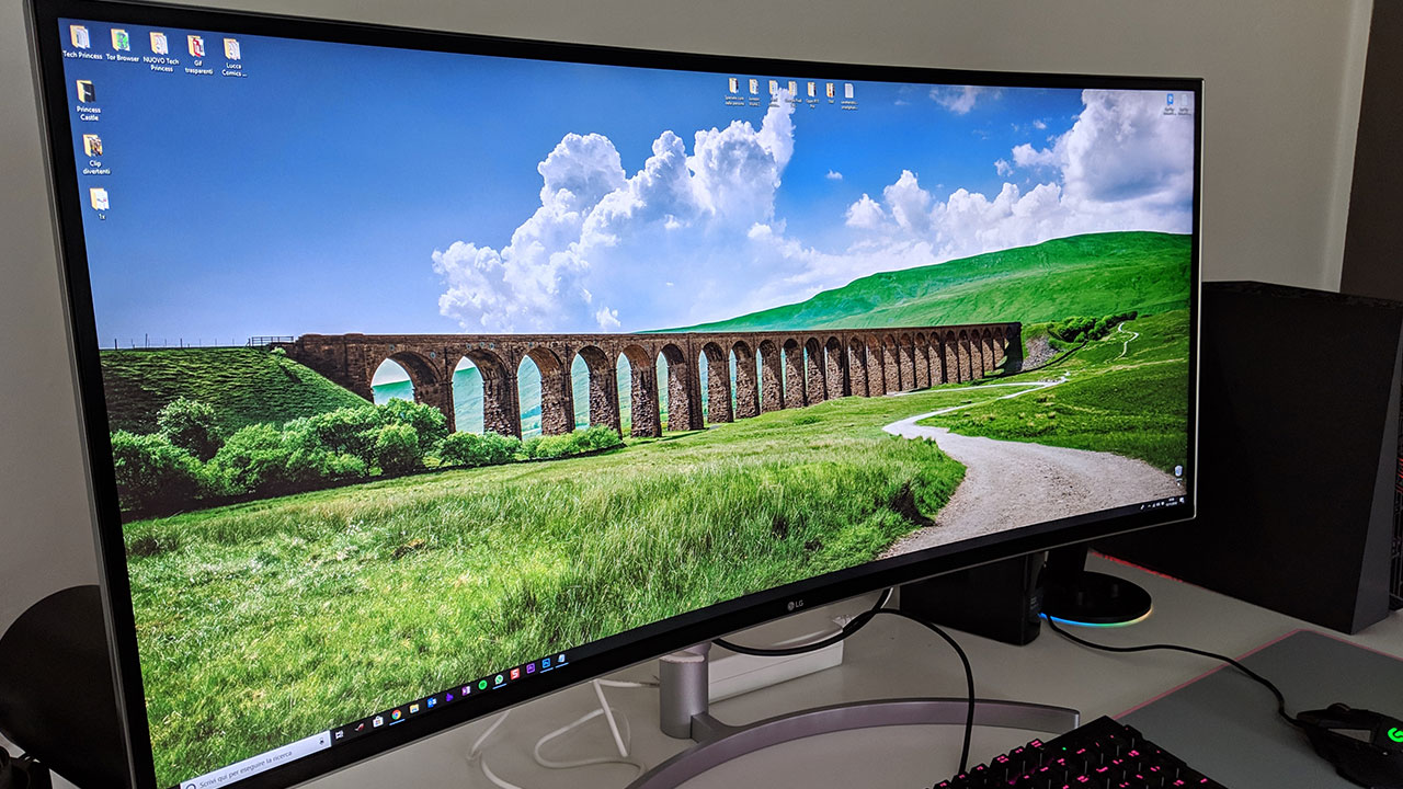 Recensione LG 38WK95C UltraWide: il monitor che aumenterà la vostra produttività thumbnail