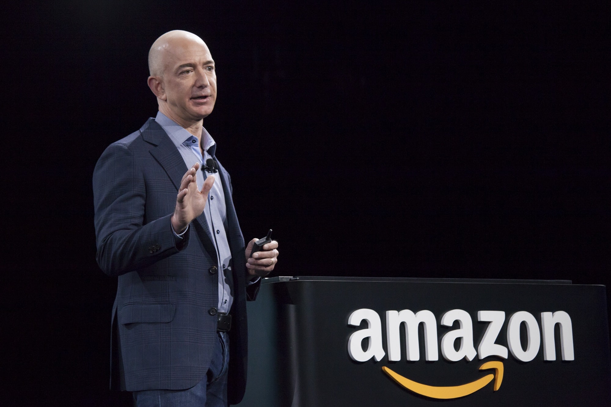 Jeff Bezos annuncia il suo imminente ritiro da CEO di Amazon thumbnail