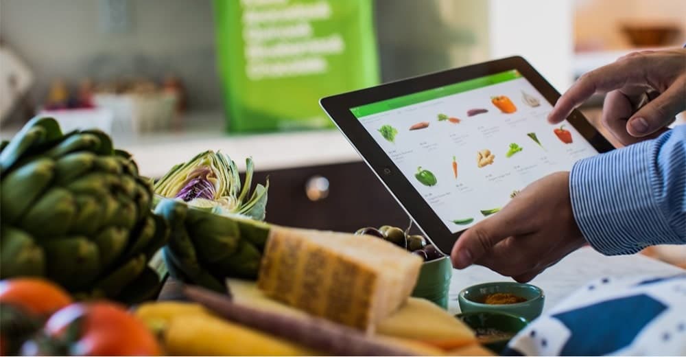 Online_grocery_shopping_tablet_1-min