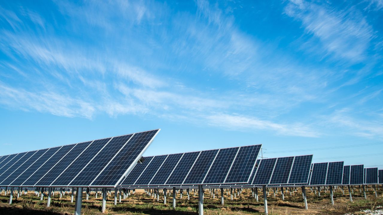 La Cina aumenta gli investimenti sull'energia solare thumbnail