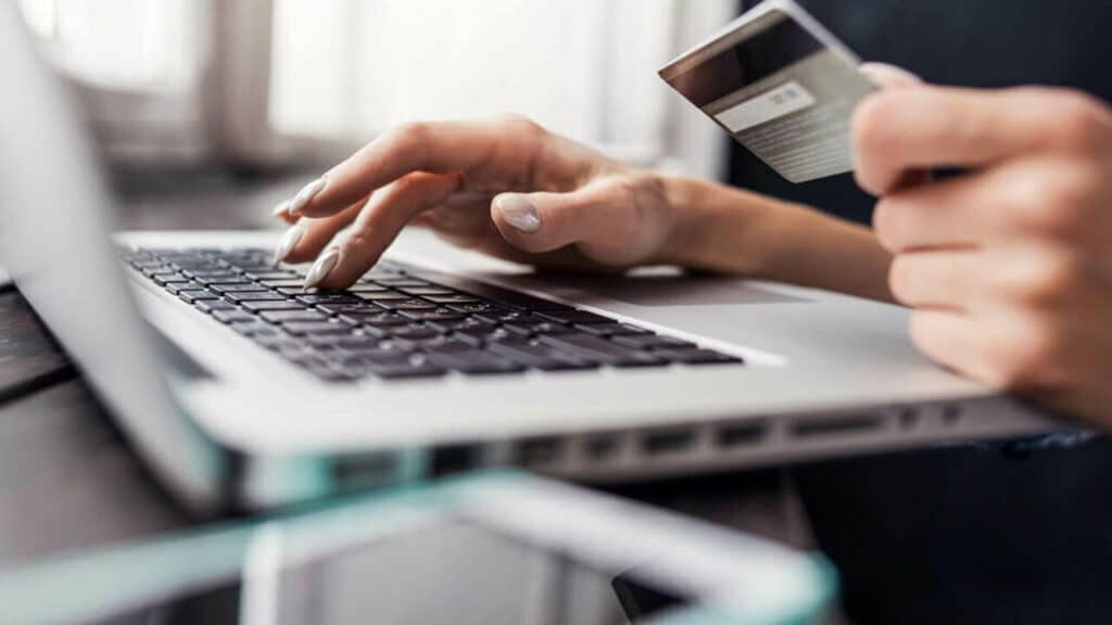 Indagine Banca N26: gli italiani spendono online il doppio che nei negozi fisici