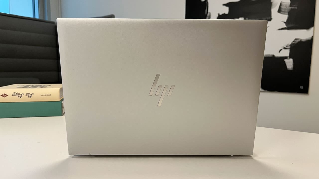 La recensione di HP EliteBook 1040 G9: il lavoro ibrido secondo HP thumbnail