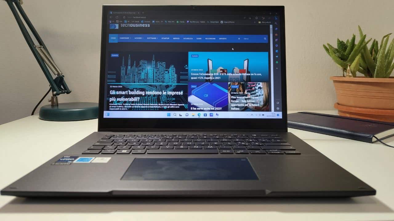 ASUS Expertbook B7 Flip, laptop 5G per professionisti a 360 gradi thumbnail