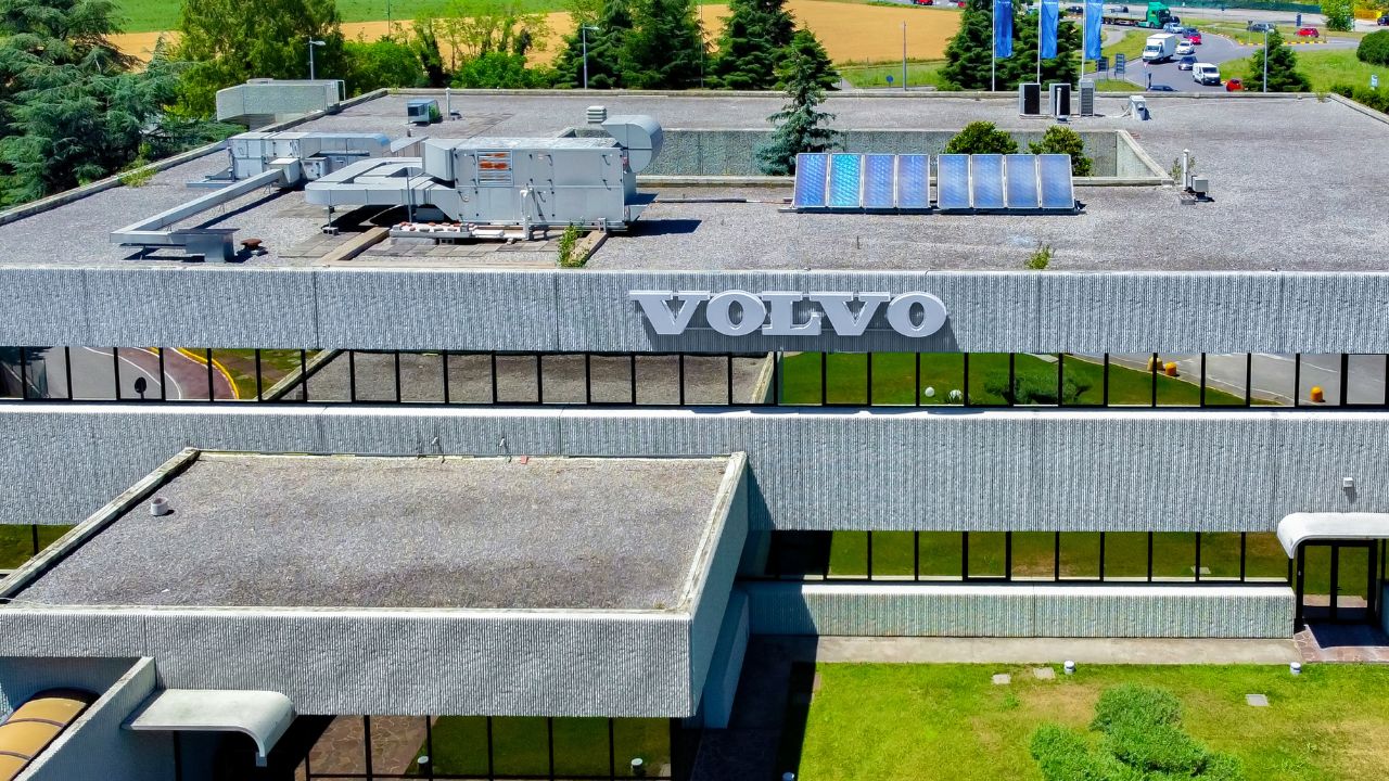 Volvo Trucks Italia sceglie il fotovoltaico di Plenitude (Eni) per i suoi concessionari thumbnail