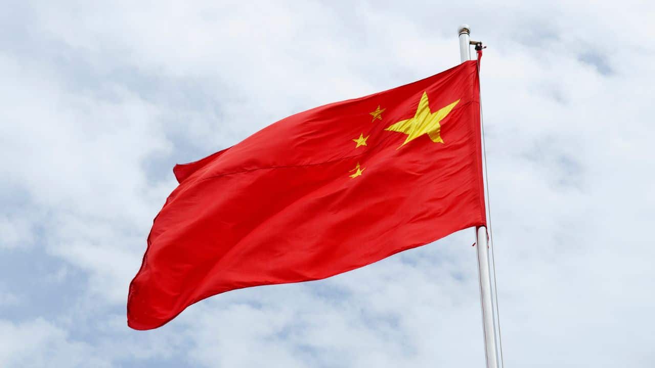 La Cina sta lavorando per regolamentare l'intelligenza artificiale (AI) thumbnail
