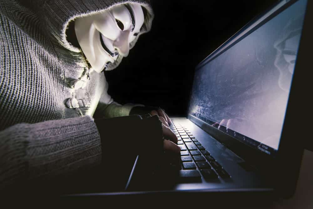 Rappresentazione cybercriminale intento a rubare identità digitali