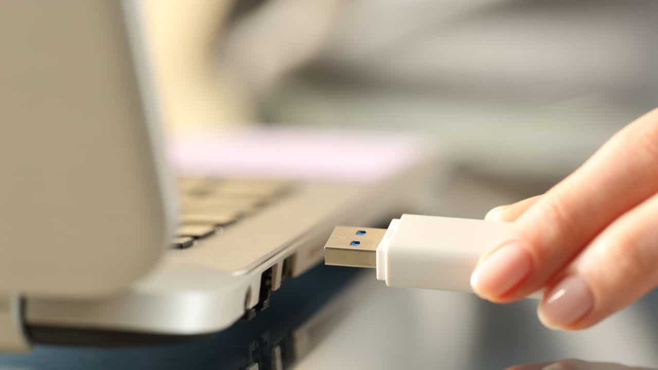 Chiavette USB come vettore di attacchi informatici: l'indagine di Cynet thumbnail
